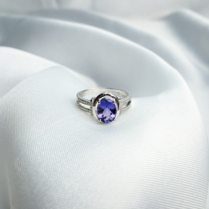 18K镶坦桑石戒指