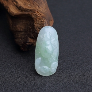 糯种浅绿翡翠天牛吊坠