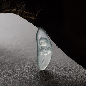 冰种浅绿翡翠莲花童子吊坠