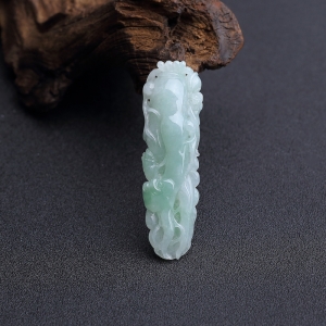 糯种浅绿翡翠如意人参吊坠