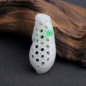 糯种飘翠翡翠镂雕福瓜吊坠
