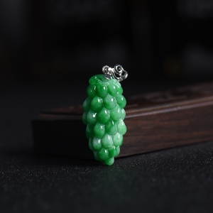 18K镶嵌糯种翡翠多子多福吊坠