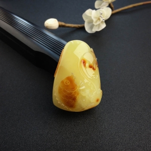 俏色蜜蜡连年有余吊坠