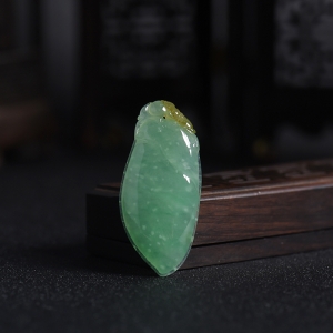 糯冰种俏色翡翠福寿如意吊坠