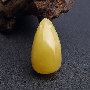 鸡油黄蜜蜡随形吊坠