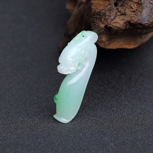 糯种飘翠翡翠龙钩吊坠