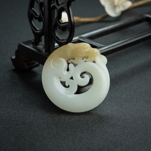 俄料俏色和田玉山料龙吊坠