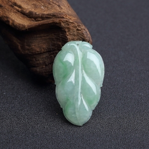 糯种浅绿翡翠叶子吊坠