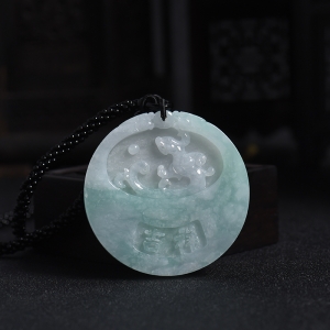 糯种浅绿翡翠龙牌吊坠