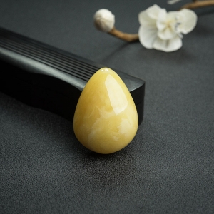 鸡油黄蜜蜡随形吊坠