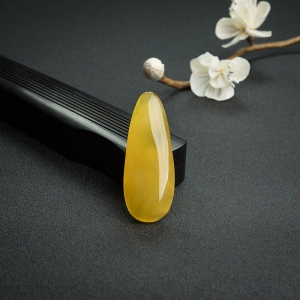 鸡油黄蜜蜡随形吊坠