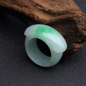 糯种飘翠翡翠戒指