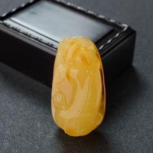 鸡油黄蜜蜡貔貅吊坠