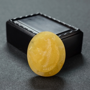 鸡油黄蜜蜡连年有余吊坠