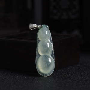 银镶锆石冰种飘花翡翠四季豆吊坠