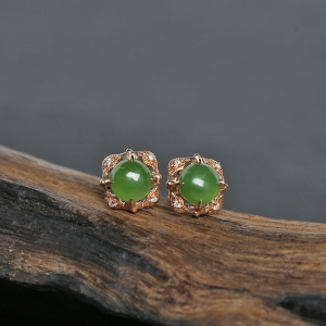 18K金镶钻籽料碧玉蛋面耳钉