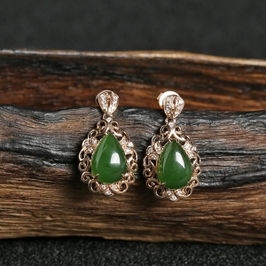18K金镶钻籽料碧玉水滴耳钉