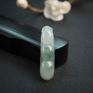 糯冰种飘花翡翠福豆吊坠