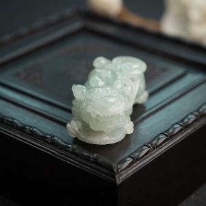 糯种浅绿翡翠貔貅吊坠