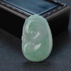 糯种浅绿翡翠如意吊坠