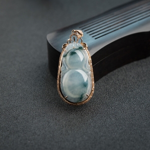 18K镶糯冰种飘花翡翠葫芦吊坠