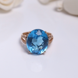 18K镶蓝色托帕石戒指