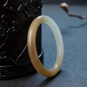 55.5#俄料俏色和田玉山料圆镯