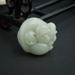 新疆和田青白玉籽料招财猪吊坠