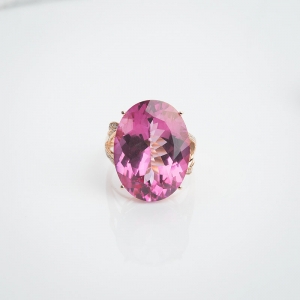 18k镶粉色托帕石戒指