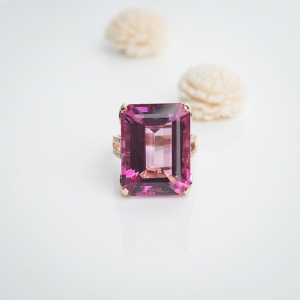 18k镶粉色托帕石戒指