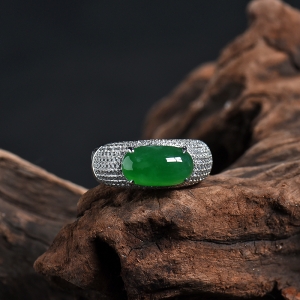 18k金镶钻糯冰种阳绿翡翠戒指
