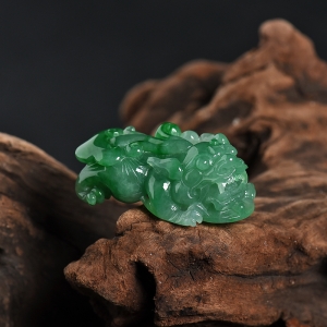 糯种翠绿翡翠貔貅吊坠