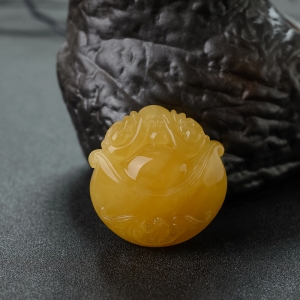 褐黄蜜蜡双龙吊坠