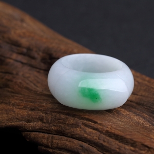 糯种飘翠翡翠戒指