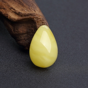 鸡油黄蜜蜡随形吊坠