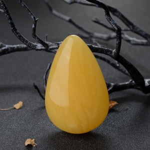 鸡油黄蜜蜡随形吊坠