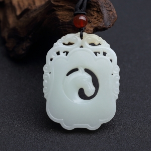 俄料白玉山料镂雕马吊坠