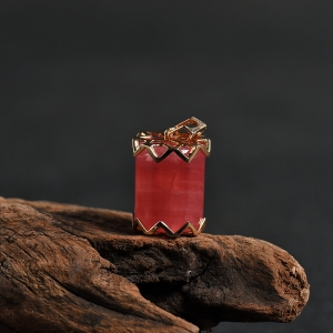 18K金镶钻极品红纹石柱形吊坠