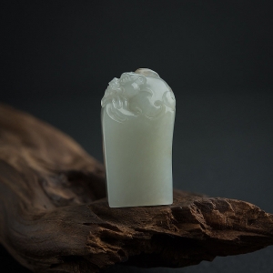 新疆俏色和田玉籽料貔貅印章吊坠