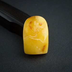 带皮鸡油黄蜜蜡连年有余吊坠