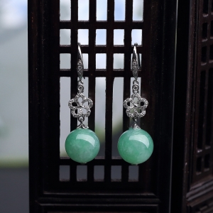 18K镶糯种浅绿翡翠耳坠