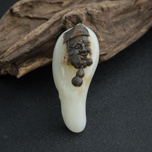 俄料俏色和田玉山料济公吊坠