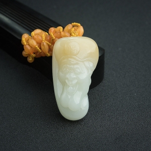 俄料和田白玉山料济公吊坠