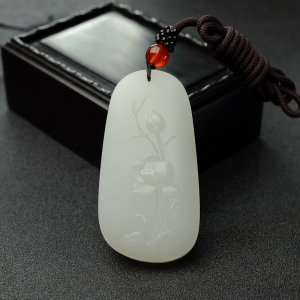 新疆和田羊脂白玉山料莲花吊坠
