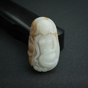俄料俏色和田玉山料美女吊坠