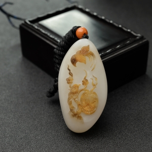 新疆俏色和田玉山料双喜临门吊坠