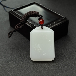 新疆和田羊脂白玉山料一品清廉吊坠