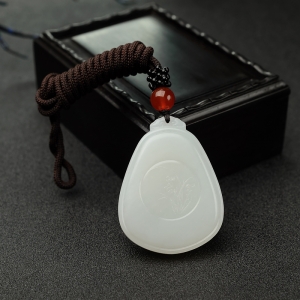 新疆和田羊脂白玉山料兰花吊坠