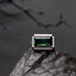 18K金镶钻深绿色碧玺戒指
