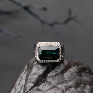 18K金镶钻深绿色碧玺戒指